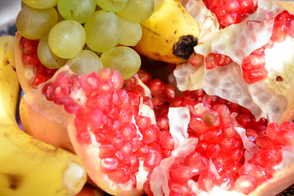 Marokkanisches Dessert: Bananen, Granatapfel und Weintrauben