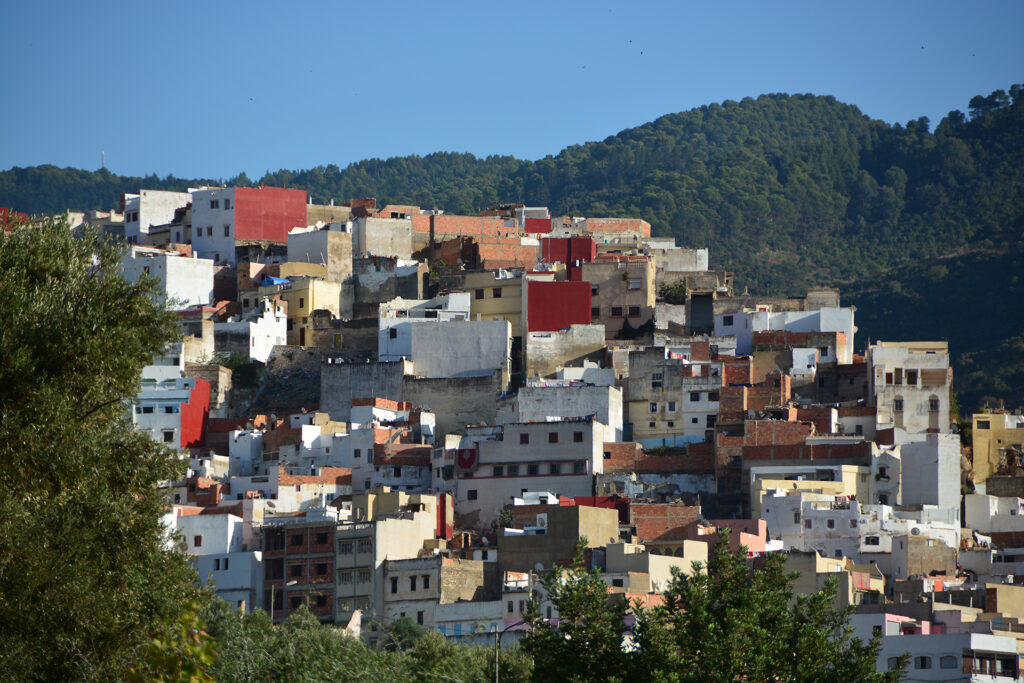 Blick auf die heilige Stadt Moulay Idriss, die am Zerhoun-Gebirge klebt