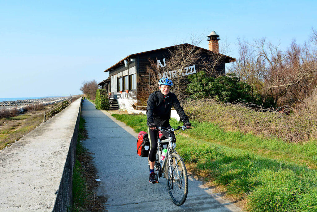 Radfahren auf den Murazzi der Insel Lido di Venezia
