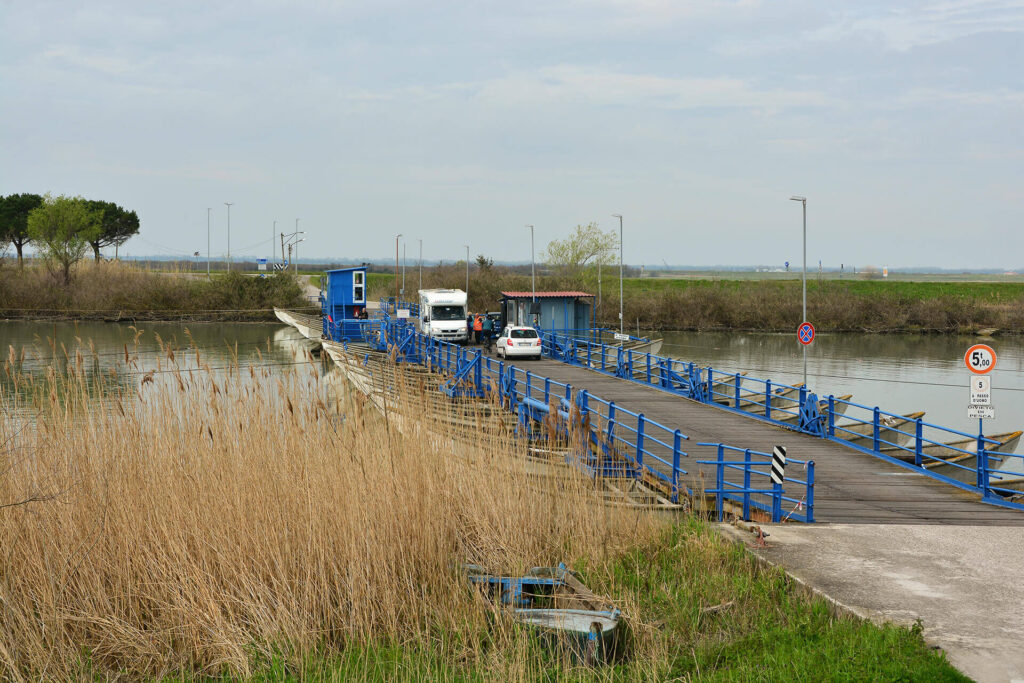 Die Ponte delle Barche, eine Brücke auf Booten