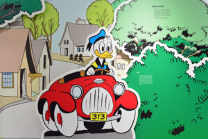 Donald Duck rast durch Entenhausen. Eine Szene aus dem Erika-Fuchs-Haus in Schwarzenbach an der Saale.