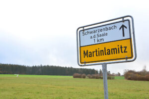 Während der Radtour kommen Donald-Fans die Ortsschilder seltsam bekannt vor.