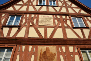 Schmucke Fachwerkhäuser am Wegesrand