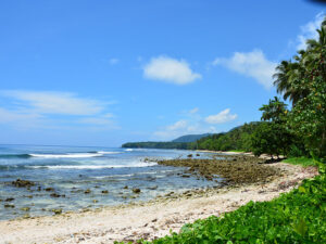 Am Strand von Laraibinia auf New Ireland, Papua Neuguinea