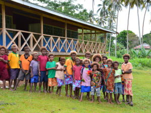 Schulkinder vor der Kimedan Grundschule auf New Ireland, Papua Neuguinea.