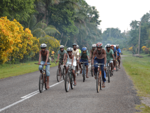 Das New Ireland Racing Team trainiert auf dem Boluminski Highway auf der Insel New Ireland, Papua Neuguinea