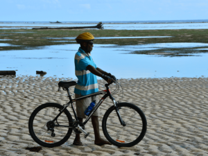 Bike Guide Terrence am Strand. New Ireland, Papua Neuguinea