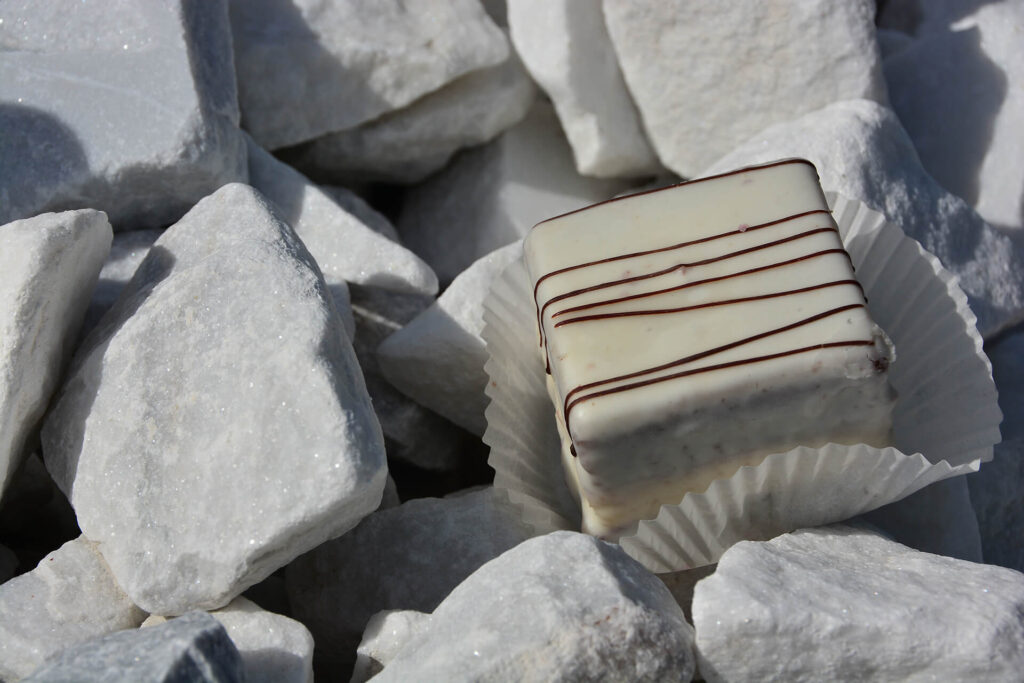 Laaser Marmor und ein Marmorwürfel zum Essen von der Konditorei Greta in Laas. Cooler Radfahrersnack