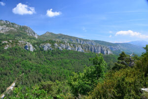 Blicke Richtung Wolfstal, Vallée du Loup, und auf das Felsmassiv darüber