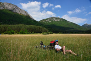 Radpause in einer Wiese hinter Saint-Auban