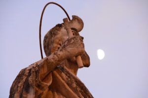 Heiligenfigur vor der Chiesa di San Pietro in Módica
