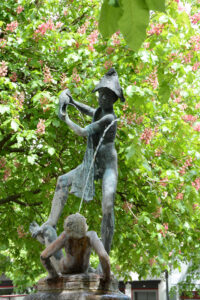 Der Brunnen mit der Skulptur „Raufende Knaben“ auf dem Wenigemarkt in Erfurt