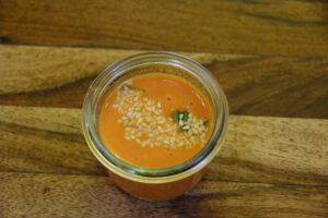 Suppe aus fruchtigen Tomaten und exotisch gewürzter Kokosmilch im „Cognito“