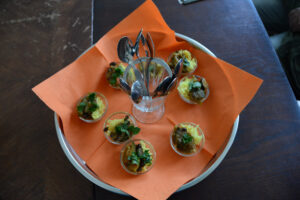 Tapas mit Gemüsecurry mit Paprika, Rosinen, Zucchini und Koriander im "Grünes Herz" in Erfurt