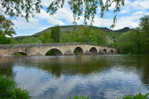 Die Brücke nach Burgau mit Biergarten „Am Wehr“