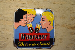 Schilder und Plakate im Biermuseum in Stenay