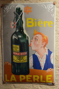 Schilder und Plakate im Biermuseum in Stenay
