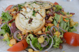  Salat mit Ziegenkäse im Restaurant „les Boucles de Meuse“ in Monthermé