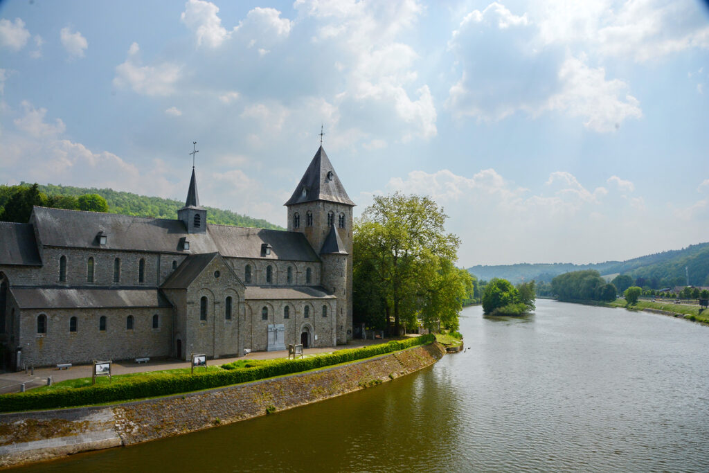 Hastière mit romanischer Kirche
