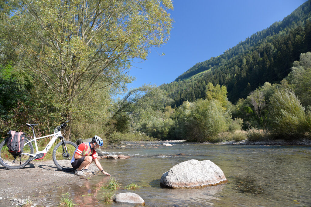 Pause an der Passer am Radweg durchs Passeier Tal