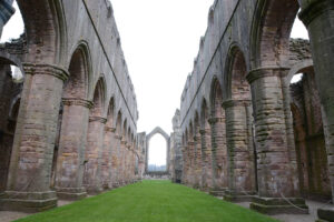 Viktorianische Kirche auf dem Gelände von Fountains Abbey