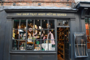 The Shambles, die engste Gasse Yorks, mit Harry-Potter-Laden. Den Besen „parkt“ man daneben