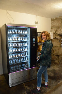 Der Automat im Automatenhäusla „GeNuss Schmiede“ hilft weiter, wenn der Hofladen geschlossen hat