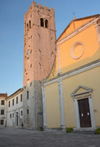 Kirche und Glockenturm von Motovun. Der ehemalige Wachturm ist schief, da ihn einst der Riese Veli Jože geschüttelt haben soll.   