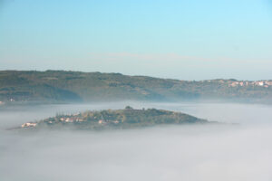 Blick in die morgendlichen Nebelfelder um Motovun