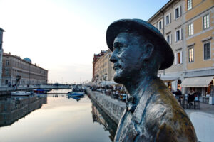  Statue von James Joyce am Canal Grande in Triest
