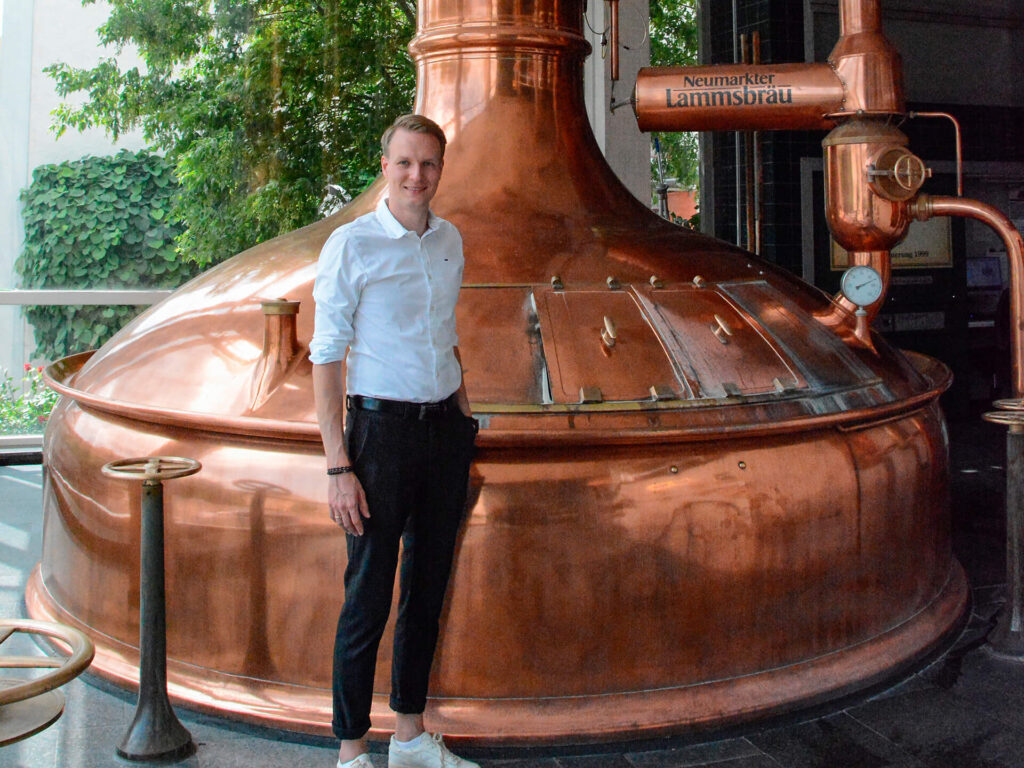 Johannes Ehrnsperger vor dem Braukessel in der Neumarkter Lammsbru