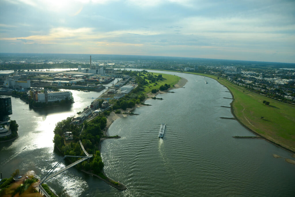 Blick vom Rheinturm aus auf Düsseldorf und den Rhein
