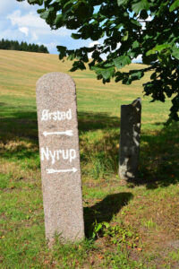 Steinerner Wegweiser