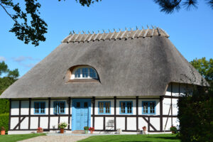 Typisches Haus am Wegesrand mit Reetdach und Fachwerk