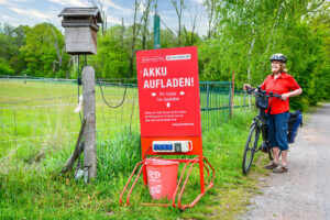 Akku-Ladestelle für E-Bikes direkt am Radweg
